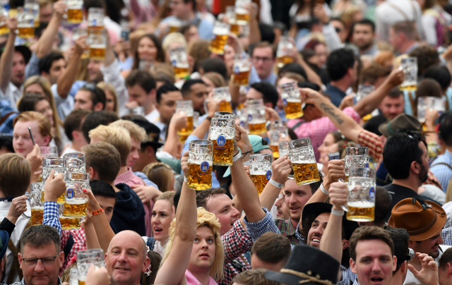 지난해 9월 21일(현지시간) 독일 뮌헨에서 열린 186회 옥토버페스트에 참가한 이들이 맥주잔을 들어올리고 있다. /뮌헨=로이터연합뉴스