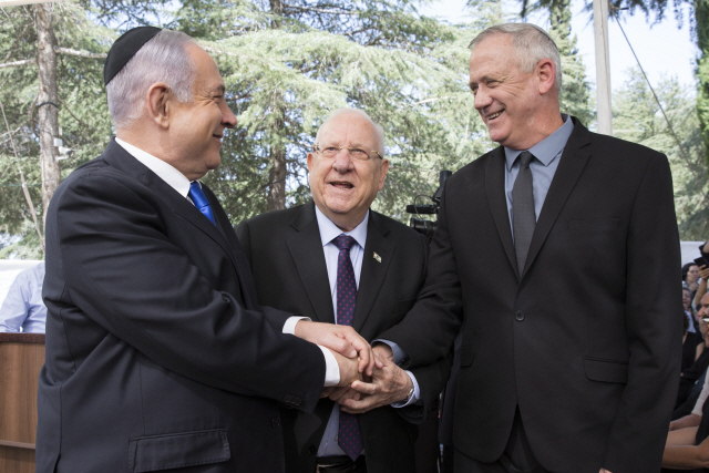 지난해 9월 예루살렘에서 만난 베냐민 네타냐후(왼쪽) 이스라엘 총리과 베니 간츠(오른쪽) 청백당 대표가 악수하고 있다./예루살렘=EPA연합뉴스