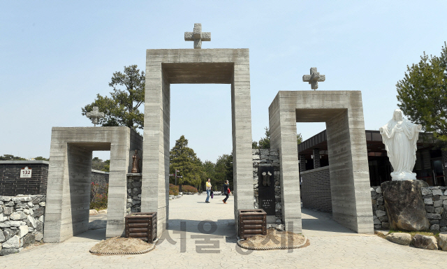 충남 당진 솔뫼성지는 뫼산(山)자를 형상화한 문을 통과해야 안으로 들어갈 수 있다.