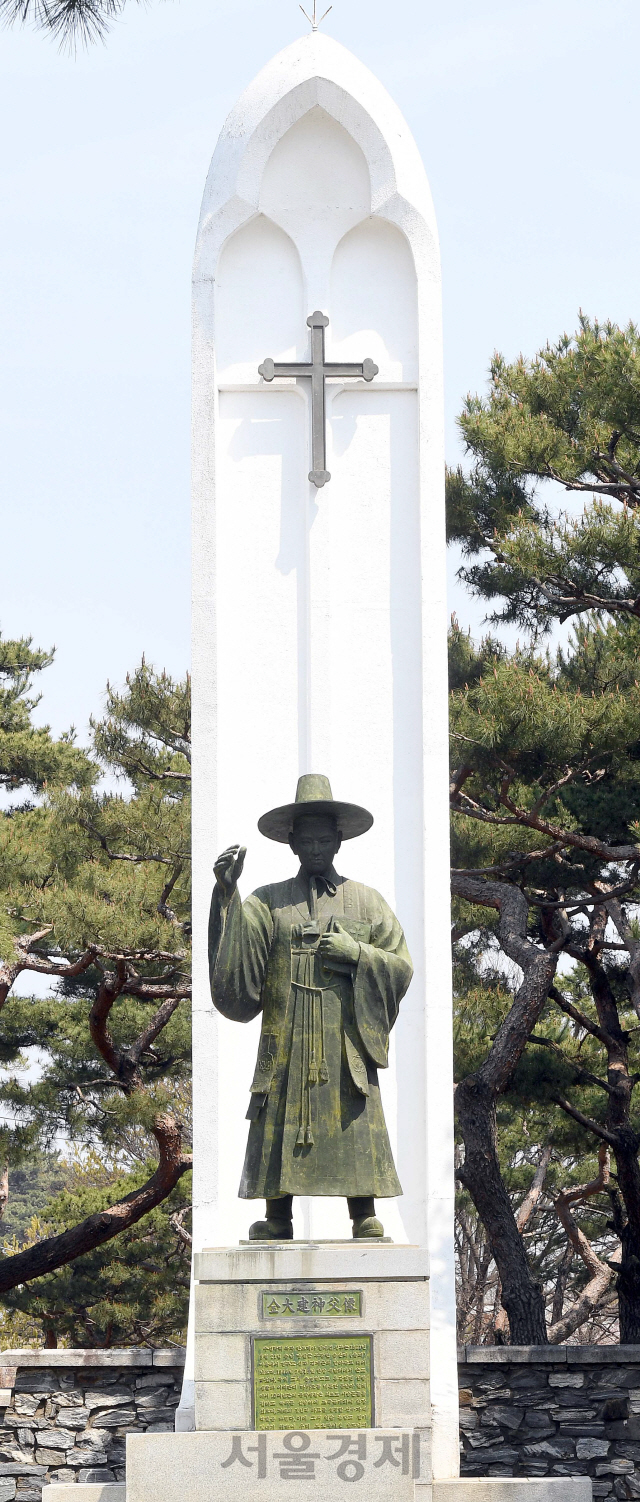 충남 당진 솔뫼성지 내에 설치된 김대건 신부 동상.