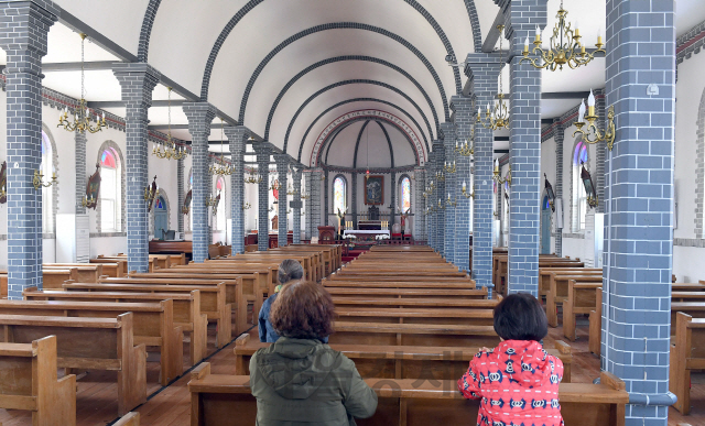 충남 당진 합덕성당을 방문한 성지 순례객들이 기도하고 있다.