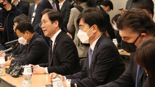 성윤모 산업부 장관이 21일 오후 한국자동차산업협회 대회의실에서 열린 ‘코로나-19 대응을 위한 자동차업계 간담회’에서 모두발언을 하고 있다. /권욱기자