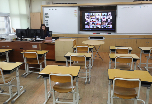 지난 20일 서울 용산구 용산초등학교에서 한 교사가 온라인 상에서 학생들과 만나고 있다./연합뉴스
