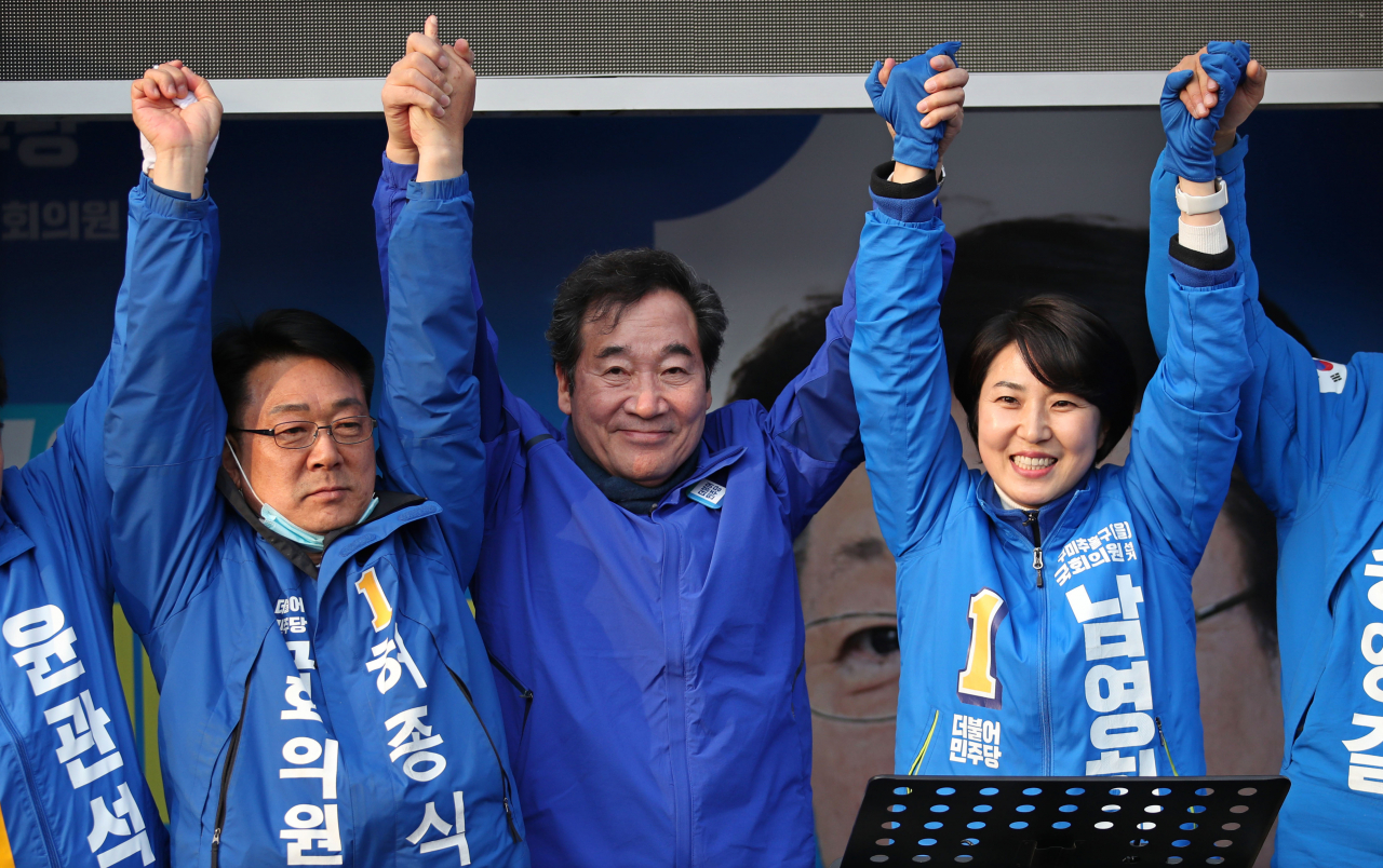 지난 12일 더불어민주당 이낙연 상임공동선대위원장이 인천 미추홀구 주안역 남광장에서 동구미추홀구갑 허종식(왼쪽), 동구미추홀구을 남영희 후보 지원 유세를 하고 있다. /연합뉴스