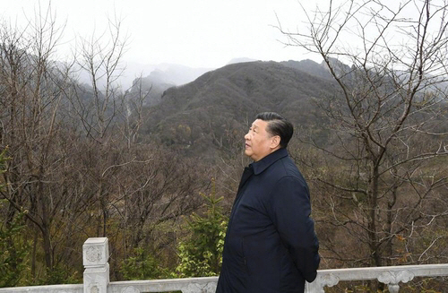 시진핑 중국 국가주석이 산시성 친링산맥의 뉴베이량 국가급 자연보호구를 시찰하고 있다./신랑망 캡처