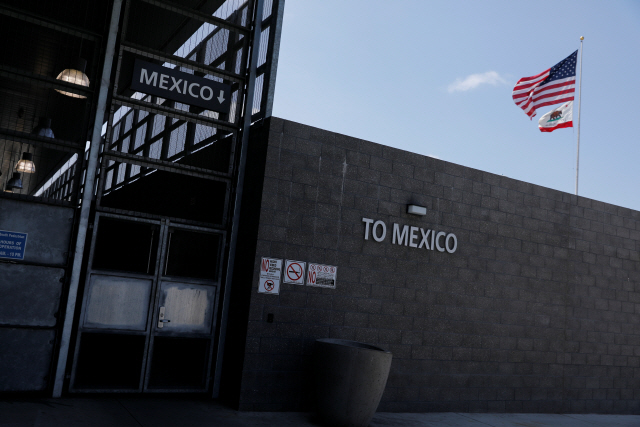 21일(현지시간) 미국·멕시코 간 국경에 위치한 보행자 통로가 닫혀 있다./샌디에이고=로이터연합뉴스