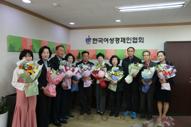 22일 정윤숙(가운데) 한국여성경제인협회 회장은 ‘화훼농가 릴레이 캠페인’에 참여하며 협회 직원 10여명에게 꽃다발은 전달했다. /사진제공=한국여성경제인협회