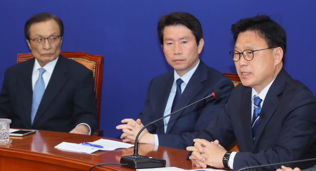 더불어민주당 박광온(오른쪽) 최고위원이 20일 국회에서 열린 최고위원회의에서 발언하고 있다.