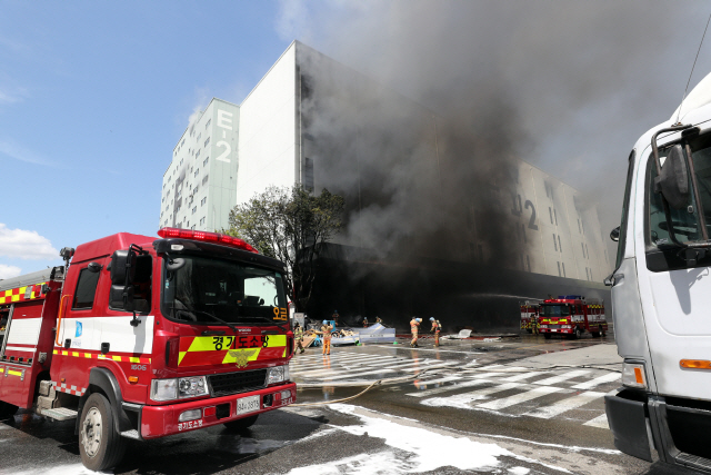 21일 오전 경기 군포시에 위치한 군포물류센터에 대규모 화재가 발생해 건물이 연기로 뒤덮여 있다./연합뉴스