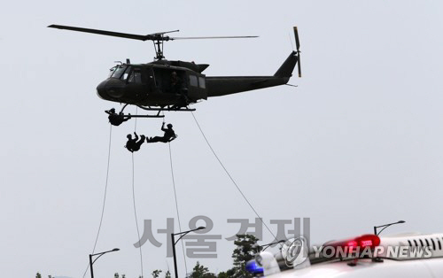 지난해 5월30일 경기 고양 일산 킨텍스에서 다중이용시설 테러 대비 합동훈련이 진행되고 있다. /연합뉴스