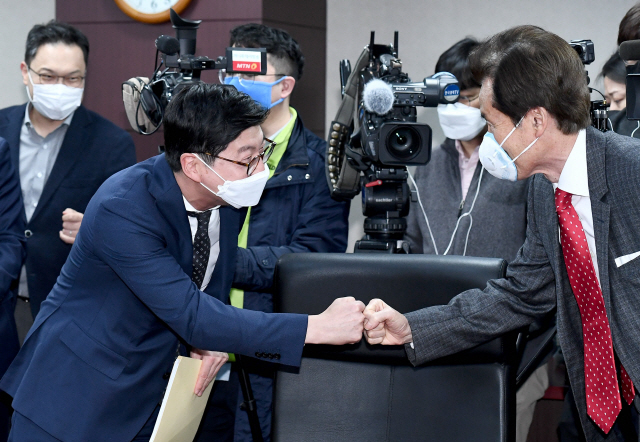 김효석(오른쪽) 대한석유협회장과 허세홍 GS칼텍스 사장이 22일 서울 종로구 한국무역보험공사에서 열린 산업부-정유업계 CEO 간담회에서 인사를 나누고 있다. /연합뉴스