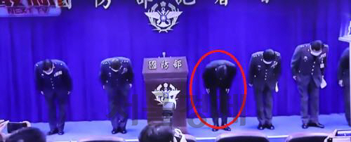 옌더파(가운데) 대만 국방부장(장관)이 21일 기자회견에서 해군 함대 내 코로나19 집단감염 사태와 관련해 사과하며 머리를 숙이고 있다./넥스트티비 캡처