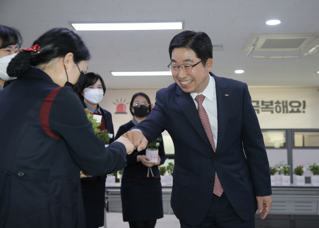 황윤철 BNK경남은행장이 22일 ‘화훼농가 돕기 릴레이 캠페인’일환으로 경남 창원시 마산회원구에 위치한 경남은행 디지털상담부를 방문해 직원 107명에게 꽃화분을 선물하고 있다. /사진제공=BNK경남은행