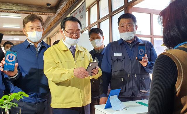 하언태(왼쪽부터) 현대자동차 사장과 송철호 울산시장, 이상수 금속노조 현대차지부장이 22일 울산 북구의 한 식당에서 울산페이로 음식값을 지불하고 있다./울산=장지승기자