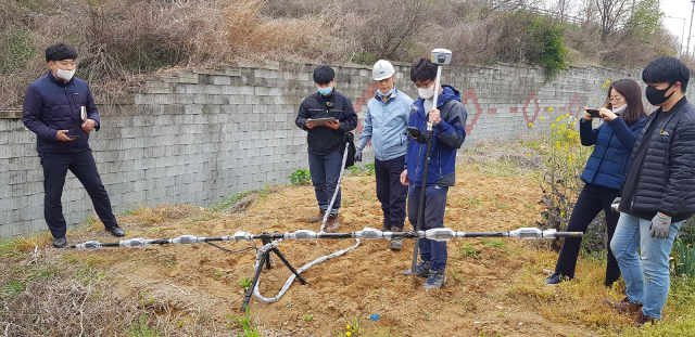 포항제철소와 RIST가 ‘지중매설 용수배관 위치감지기술’을 이용해 지하에 매설된 배관의 위치를 찾고 있다./제공=포항제철소