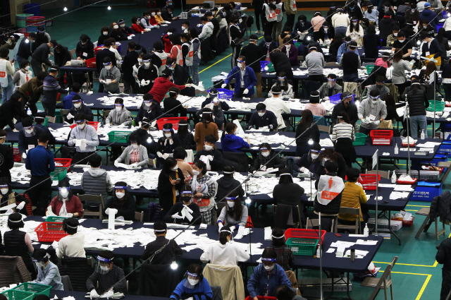 15일 오후 경기도 수원종합운동장 실내체육관에 마련된 장안구선거관리위원회 개표소에서 관계자들이 제21대 국회의원선거 개표작업을 하고 있다. /사진=연합뉴스