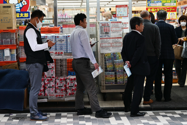 22일 일본 도쿄의 한 약국에서 마스크를 사려는 사람들이 줄지어 서 있다. /도쿄=AFP연합뉴스