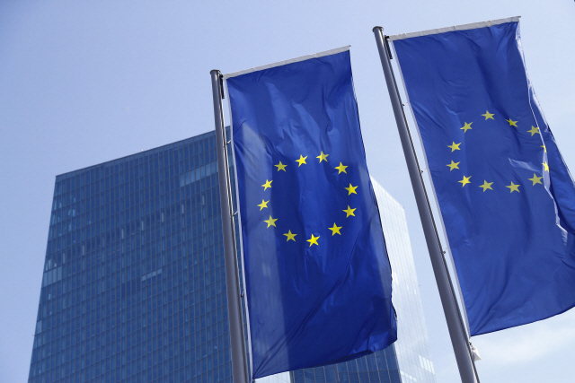 독일 프랑크푸르트에 위치한 유럽중앙은행(ECB) 본부 앞에 걸린 유럽연합(EU) 깃발 /블룸버그