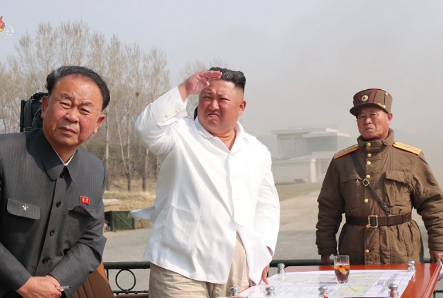 김정은 북한 국무위원장이 서부지구 항공 및 반항공사단 관하 추격습격기연대를 시찰했다고 12일 조선중앙TV가 보도했다. 김 위원장이 손으로 햇빛을 가리며 이륙하는 전투기를 응시하고 있다./연합뉴스