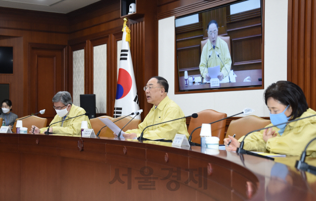 홍남기(오른쪽 두번째) 부총리 겸 기획재정부 장관이 23일 정부서울청사에서 열린 위기관리대책회의에서 모두발언을 하고 있다./사진제공=기재부