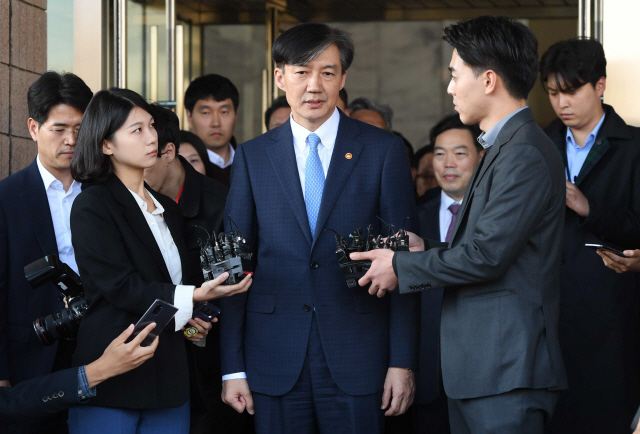 조국 전 법무부장관이 지난해 10월 사퇴 의사를 밝히고 경기 과천시 정부과천청사 법무부를 나서고 있다./권욱기자.