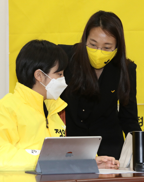 류호정(왼쪽) 정의당 비례대표 당선자와 장혜영 당선자가 16일 오전 서울 여의도 국회에서 열린 중앙선대위 해단식에서 이야기하고 있다./연합뉴스