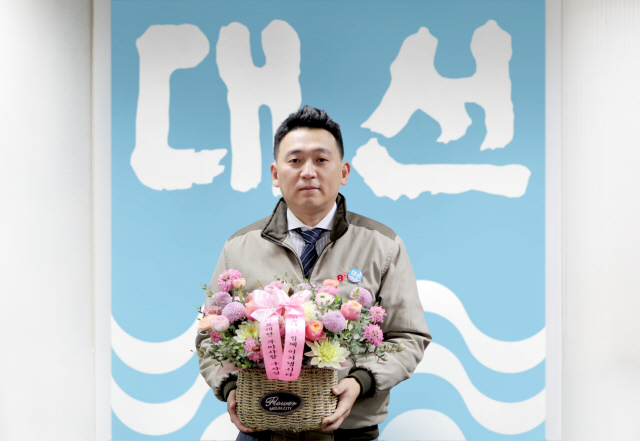 조우현 대선주조 대표가 구자성 은성의료재단 부이사장의 지목을 받아 ‘플라워 버킷 챌린지’에 동참했다./사진제공=대선주조