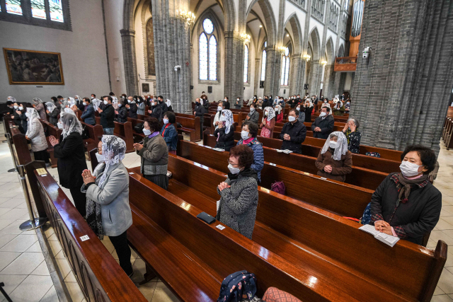 코로나19 확산세가 주춤함에 따라 사회적 거리두기 제한이 일부 완화되며 천주교 미사가 제한적으로 시작된 23일 서울 중구 명동성당에서 천주교신자들이 미사에 참여하고 있다./이호재기자. 2020.04.23