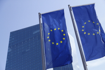 독일 프랑크푸르트의 유럽중앙은행(ECB) 본부 앞에 걸린 유럽연합(EU) 깃발. /블룸버그