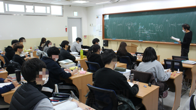 서울 강남의 한 재수학원에서 강사와 학생들 모두 마스크를 착용한 채 수업을 하고 있다. /서울경제 DB