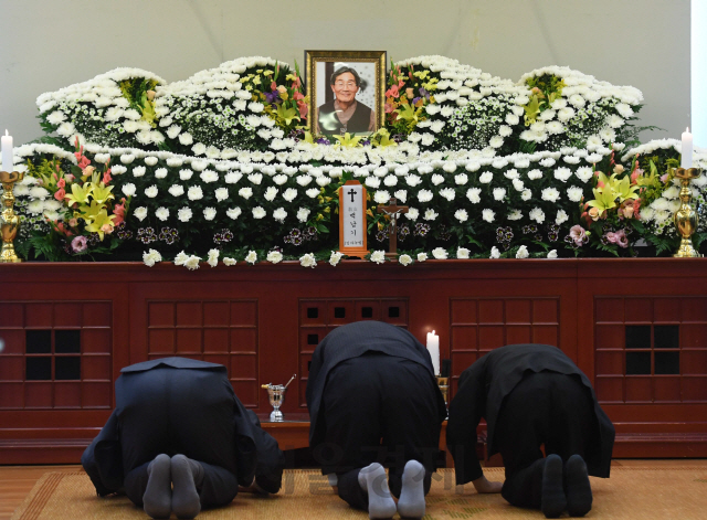 지난 2016년 9월 26일 서울 종로구 서울대학교병원 장례식에 마련된 故 백남기 농민의 빈소에서 시민들이 조문하고 있다./사진공동취재단