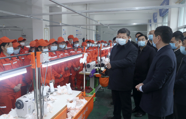 시진핑 중국 국가주석이 21일(현지시간) 산시성 안강시에 있는 한 공장을 방문해 마스크를 쓴 채 생산라인을 살펴보고 있다. /안강=신화연합뉴스