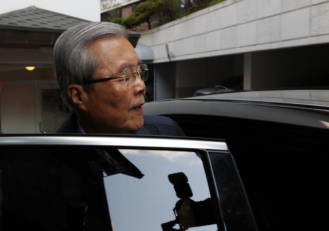 미래통합당 김종인 전 총괄 선거대책위원장이 23일 오전 서울 종로구에 위치한 자택을 나서며 차에 오르고 있다. 미래통합당은 전날 비상대책위원회로 전환하고, 비대위원장에 김 전 위원장을 영입하기로 했다./연합뉴스