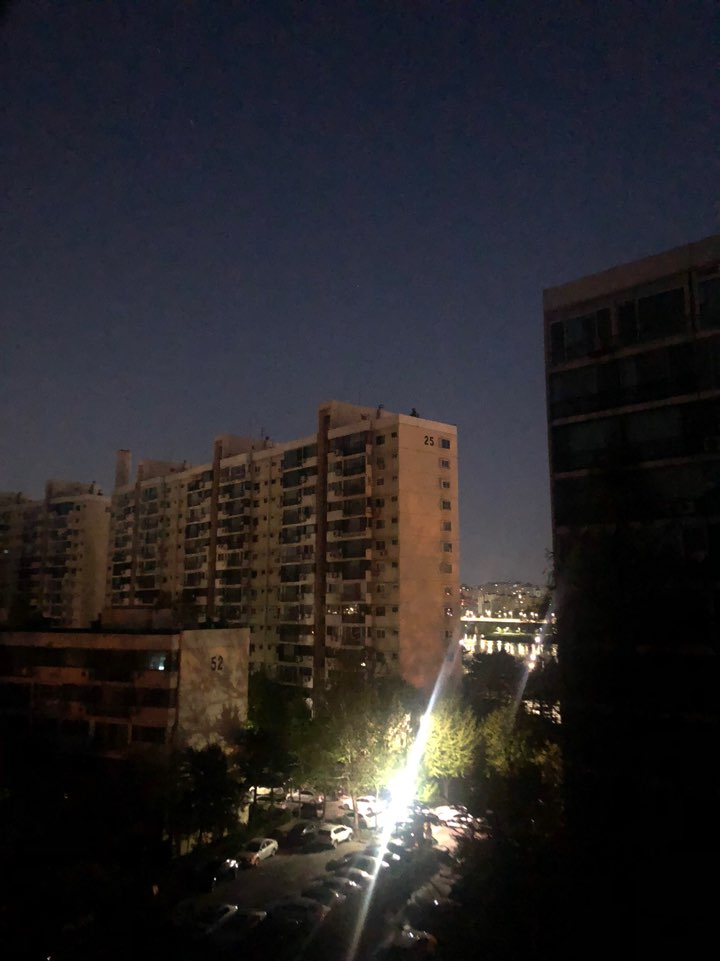24일 오전 4시30분경 서울 강남구 압구정 구 현대아파트 단지에 정전이 발생했다. 사진은 이날 오전 아파트 가구마다 불이 꺼져 있는 모습. 연합뉴스
