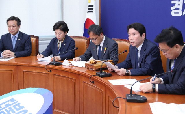 <YONHAP PHOTO-2752> 발언하는 민주당 이인영 원내대표       (서울=연합뉴스) 안정원 기자 = 더불어민주당 이인영 원내대표가 24일 오전 서울 여의도 국회에서 열린 최고위원회의에서 발언하고 있다./사진=연합뉴스