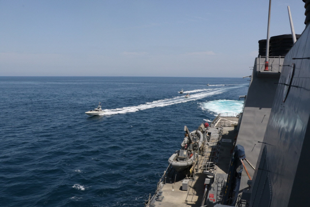 이란 혁명수비대 해군의 고속단정이 지난 25일(현지시간) 걸프 해역 북부에서 미 군함에 근접해 위협 기동을 하고 있는 모습. /걸프 해역=AFP연합뉴스