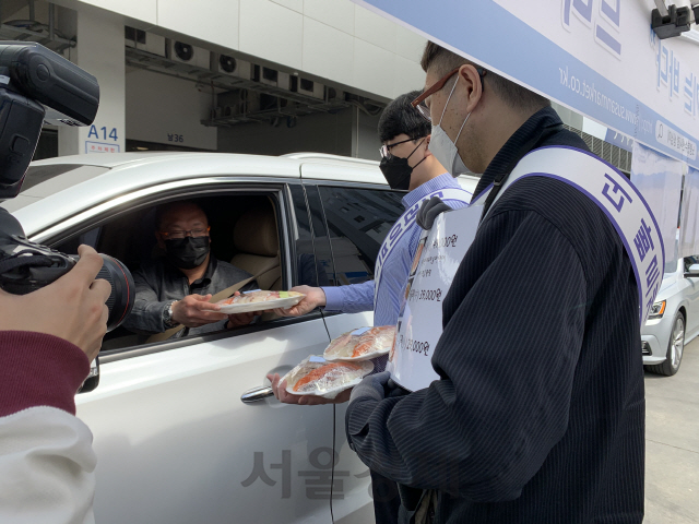 지난달 26일 노량진 수산시장에서 드라이브 스루 방식으로 회를 판매하고 있다. /사진제공=해수부