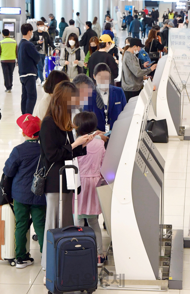 코로나 19 사태가 소강 국면에 들어간 가운데 24일 주말을 하루 앞두고 김포공항 국내선 터미널이 여행객들로 붐비고 있다./  성형주기자