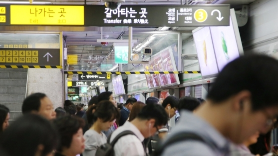 서울 시민들이 지하철을 기다리고 있다./서울경제DB