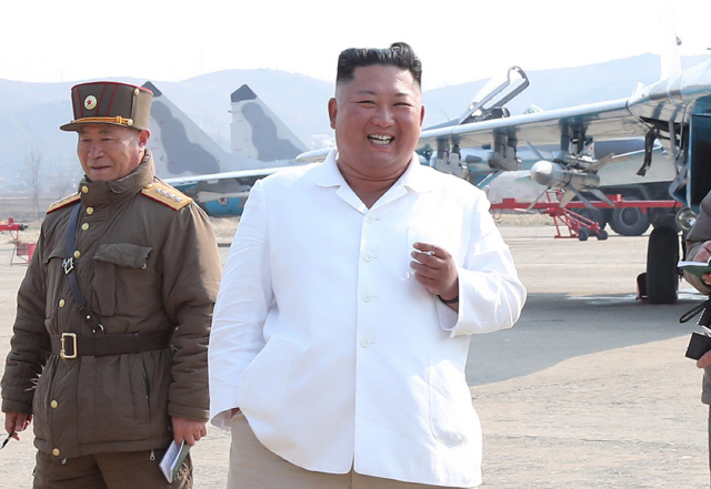 지난 12일 조선중앙통신이 보도된 김정은 국무위원장 모습. 김정은 북한 국무위원장이 서부지구 항공 및 반항공사단 관하 추격습격기연대를 시찰했다고 보도했다. /연합뉴스