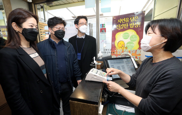 신한은행 직원들이 영업점 인근 식당에서 ‘착한 선결제 대국민 캠페인’에 동참하고 있다. /사진제공=신한은행