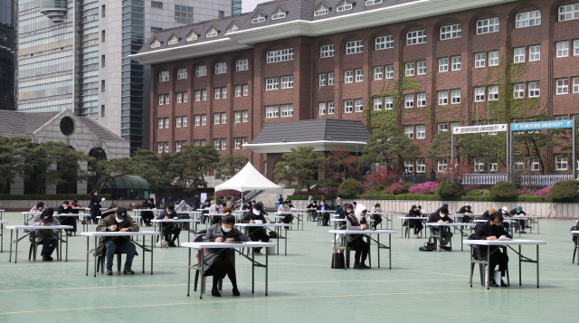 보험설계사 등록자격시험 응시자들이 25일 서울 성북구 서경대학교 야외시험장에서 시험을 치르고 있다. /사진제공=손해보험협회