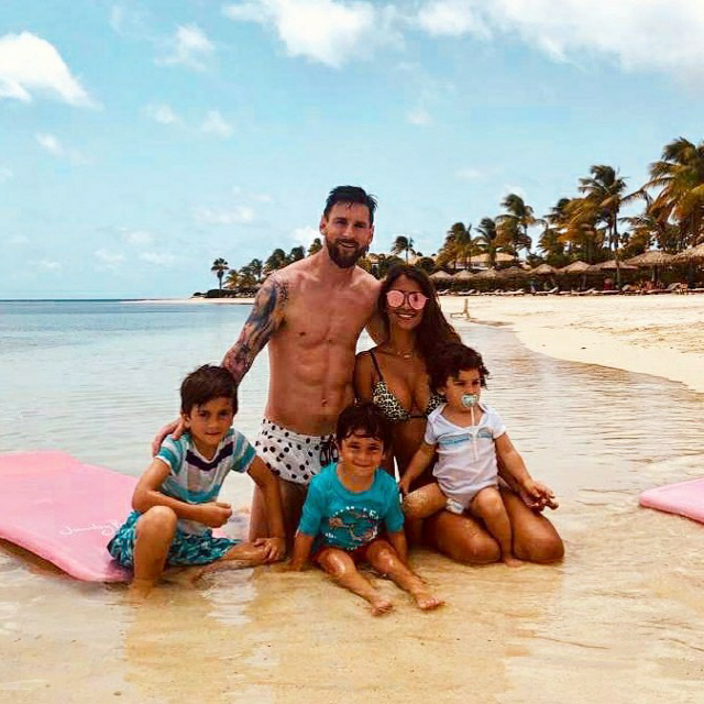 리오넬 메시가 지난해 여름 해변에서 아내, 세 아들과 행복한 표정으로 포즈를 취하고 있다. /출처=메시 인스타그램