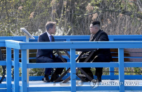 문재인 대통령과 김정은 북한 국무위원장이 2018년 4월27일 판문점 도보다리에서 대화하고 있다. /연합뉴스