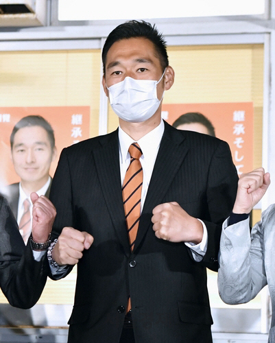 26일 치러진 일본 시즈오카현 제4선거구 보선에서 처음 당선한 후카자와 요이치 자민당 후보가 승리의 표시로 두 주먹을 쥔 포즈를 취하고 있다./시즈오카=교도연합뉴스