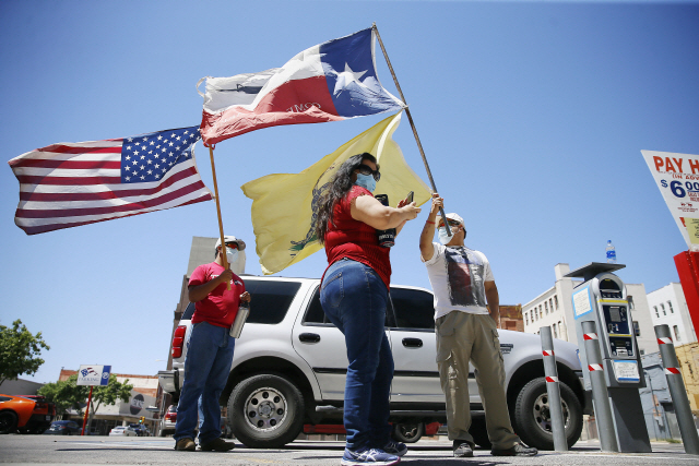 지난 25일(현지시간) 미국 텍사스에서 경제 재개를 요구하는 이들이 시위를 하고 있다. /엘파소=AP연합뉴스