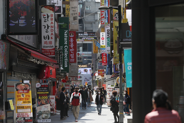 신종 코로나바이러스 감염증(코로나19) 확산세가 진정되면서 사회적 거리두기 제한이 일부 완화된 후 첫 주말인 26일 시민들이 명동거리를 걷고 있다./연합뉴스