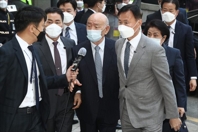 전두환 전 대통령이 27일 피고인으로 광주지방법원에 출석하고자 청사로 이동하면서 기자들 질문을 받고 있다. /연합뉴스