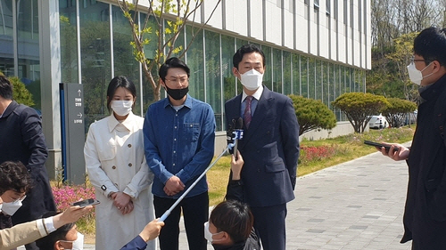 김민식군의 부모와 담당 변호사(오른쪽)가 27일 천안지원 앞에서 취재진의 질문에 답하고 있다. /천안=연합뉴스