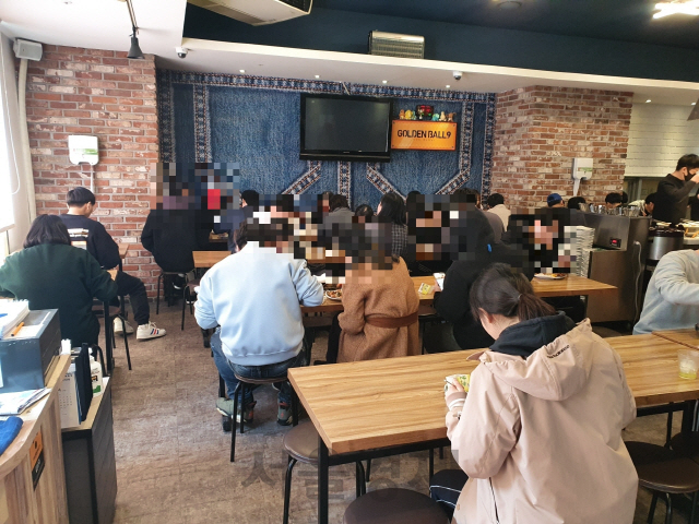 24일 노량진 학원가의 한 식당. 다닥다닥 붙어 앉아야 할 정도로 많은 수험생이 식당을 찾았다./심기문기자